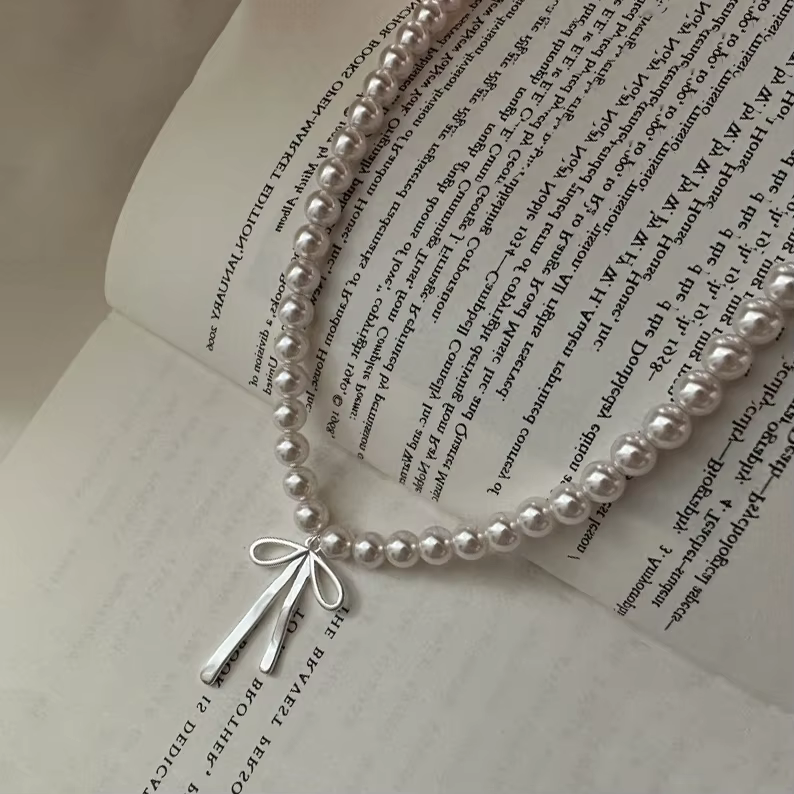 Pendentif ras du cou élégant avec nœud papillon en perles gracieuses pour femmes, collier ras du cou