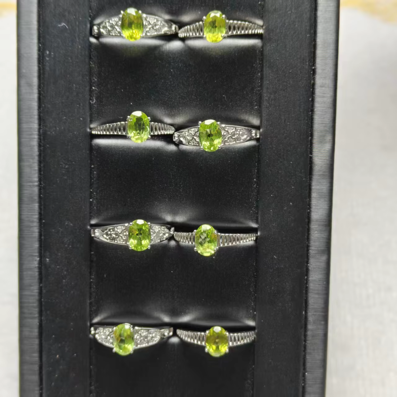 wholesale Nouveau péridot naturel ovale à facettes divers types Conception de bague Tendance et poly