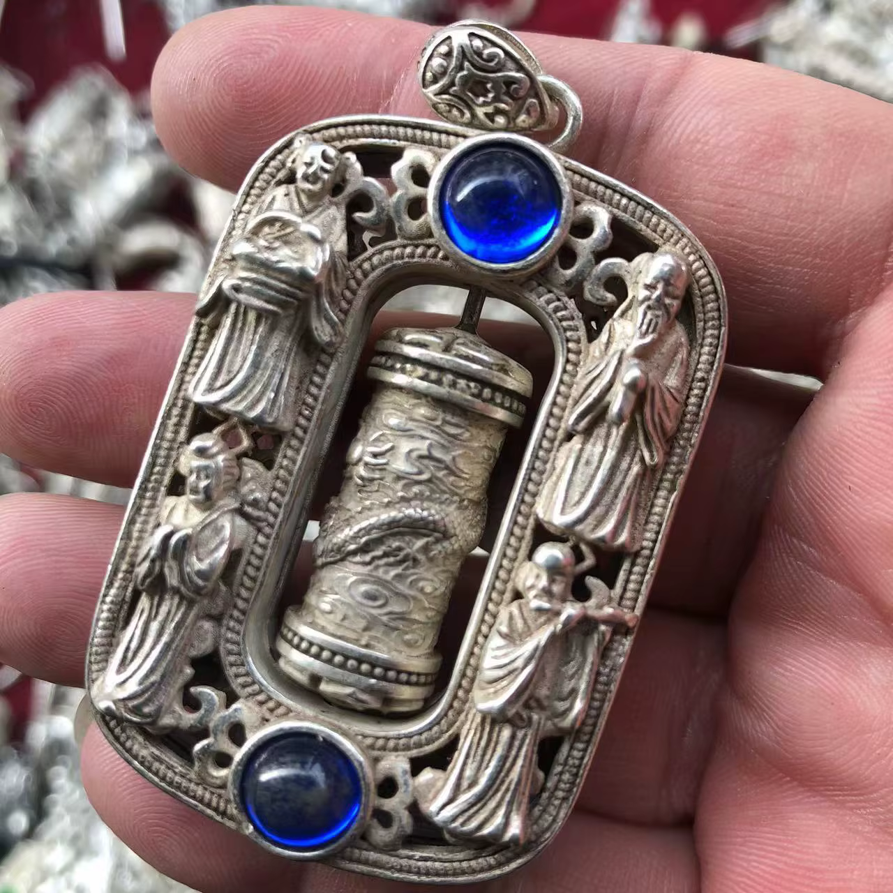 Pendentif rotatif vintage en argent tibétain avec tube de prière, incrusté de gemmes vertes, amulett