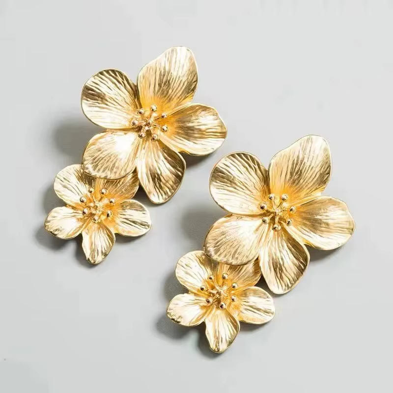 Boucles d'oreilles rétro en alliage pour femmes, couleur or, fleur, mode élégante, exagérée, bijoux 