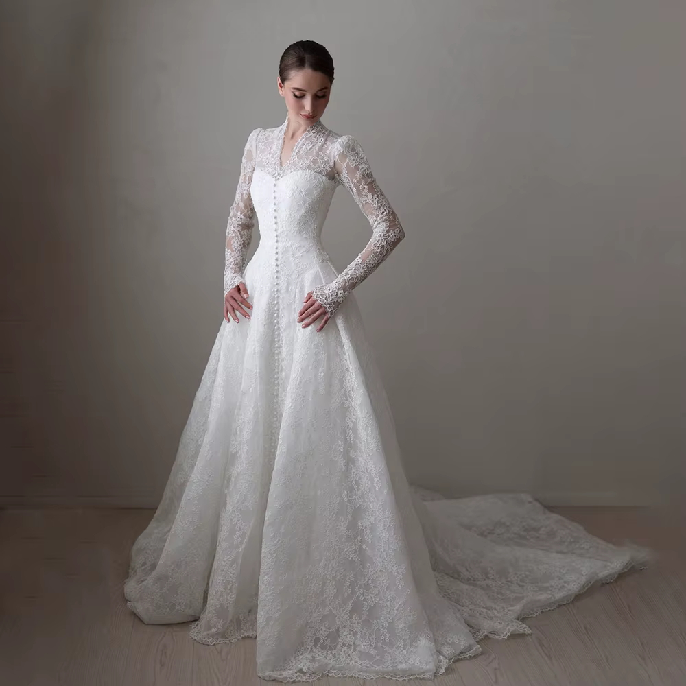 Robe de mariée Mophiel en dentelle, col montant, manches longues illusion, coupe trapèze, traîne bal