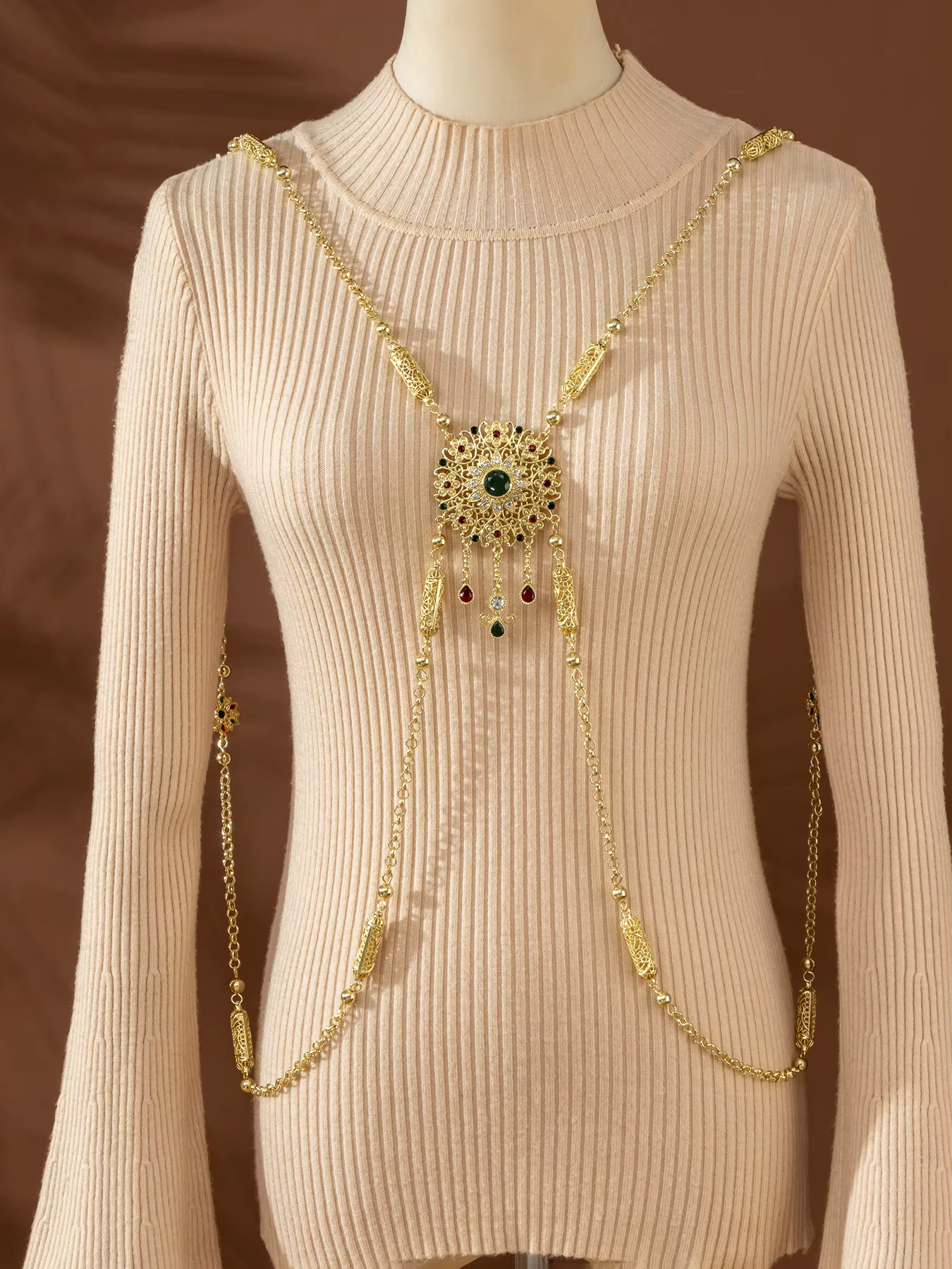 Chaîne de perles artisanale de couleur Jade, Design creux doré, associée à une Robe et une Robe, bij