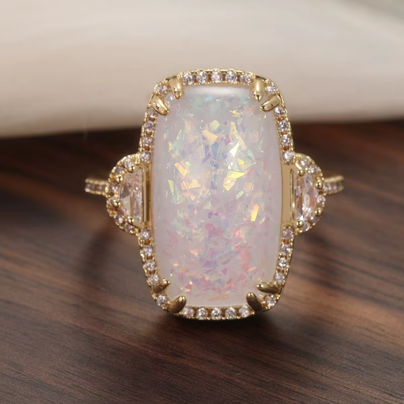 Bague élégante classique incrustée d'opale synthétique blanche plaquée or pour femme, accessoires de