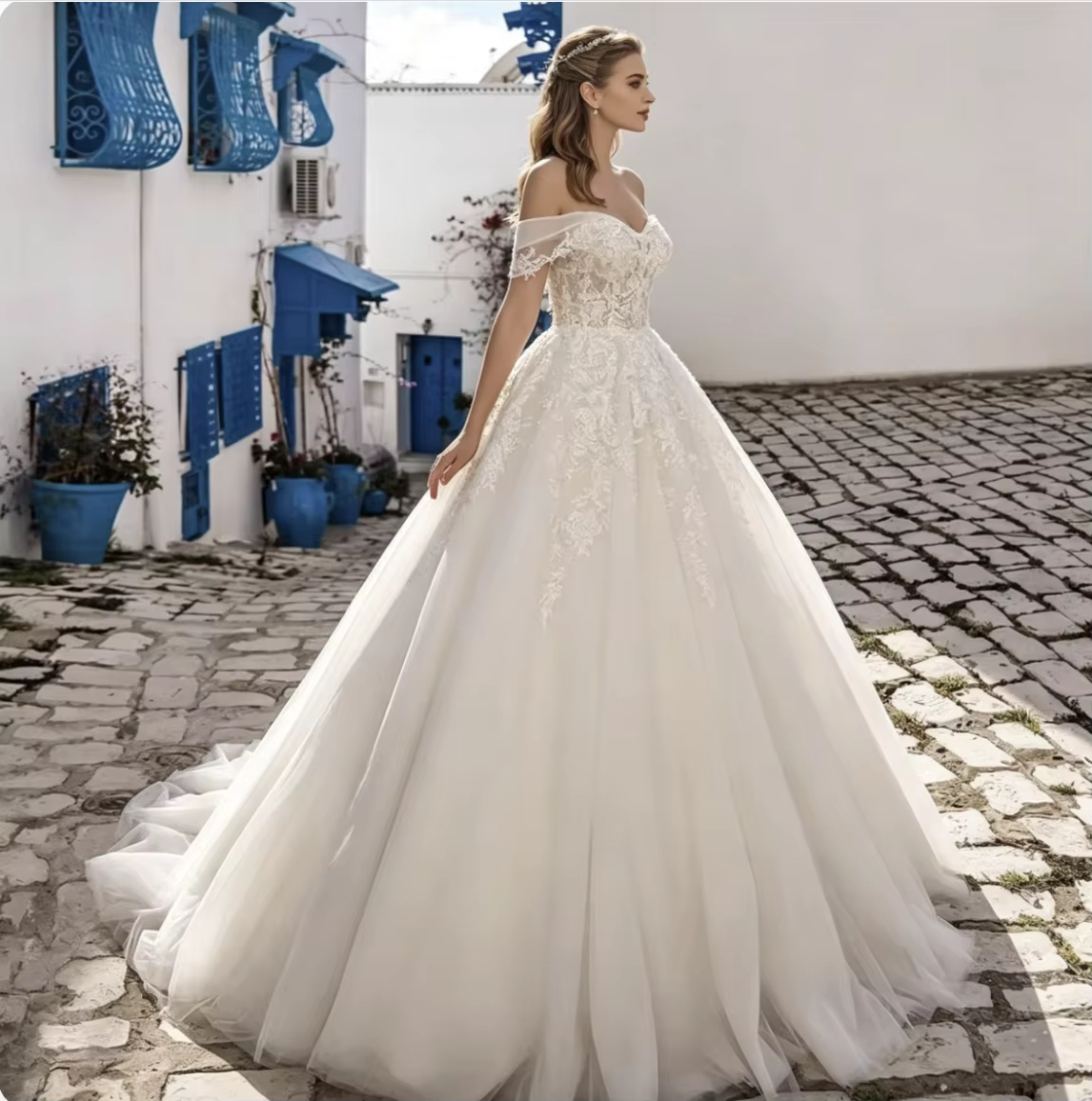 Robe de mariée vintage personnalisée en dentelle, coupe trapèze, épaules dénudées, appliquée de cris