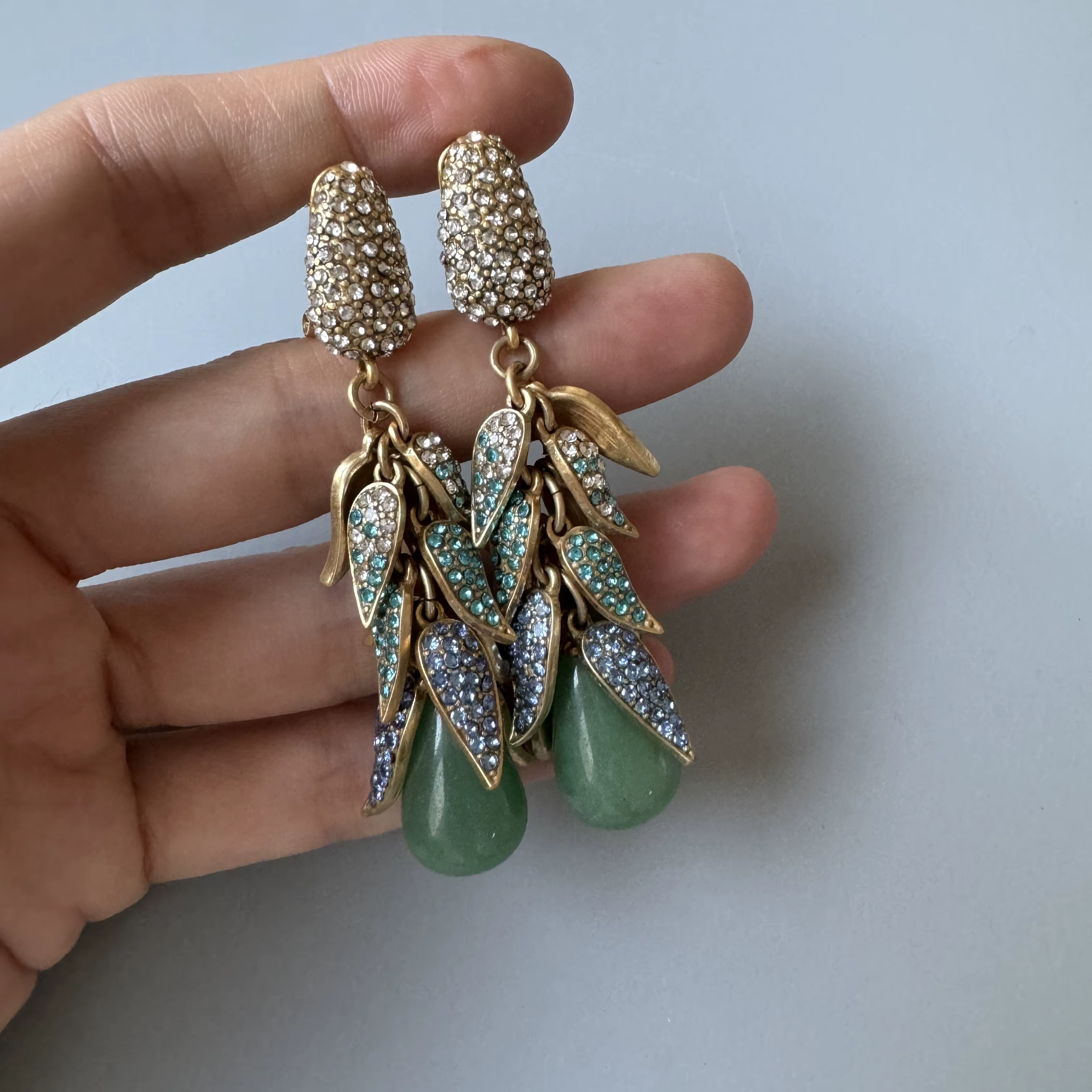 Collier vintage avec pampilles florales sculptées en trois dimensions et boucles d'oreilles clous