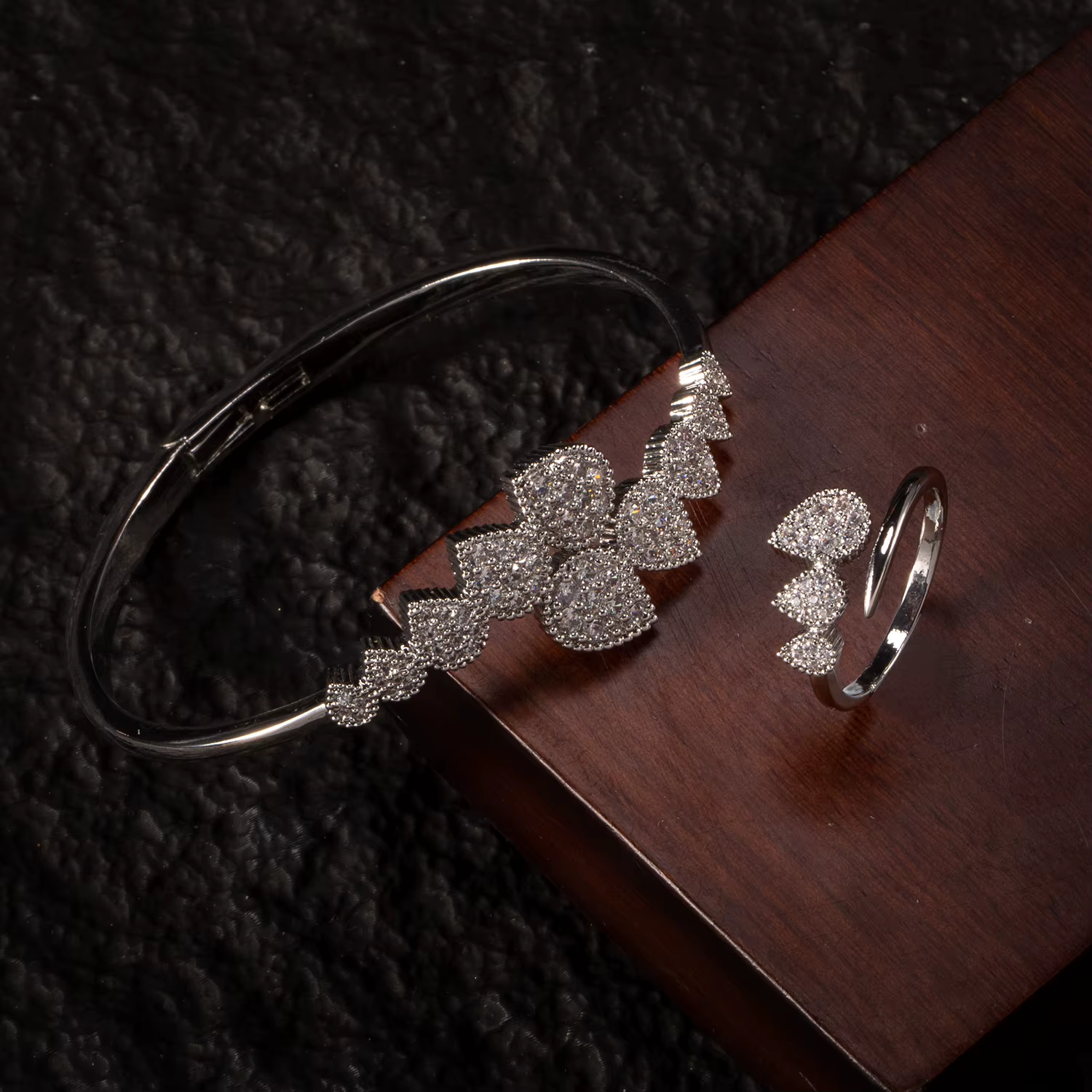 Ensemble de bijoux plaqué or 18 carats avec bracelet et bague en cristal pavé en forme de goutte d'e