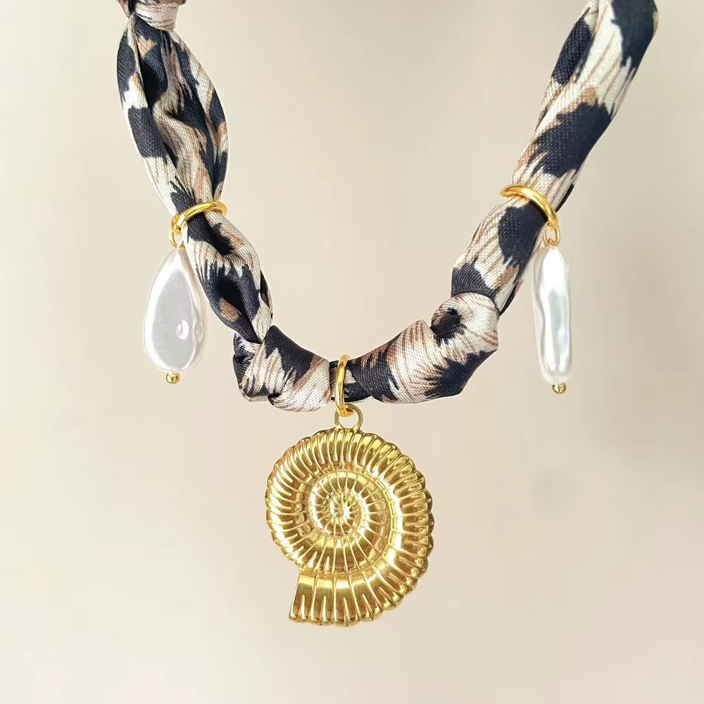 Collier écharpe de plage d'été motif cachemire avec pendentif cœur et vie marine, bijou de vacances,