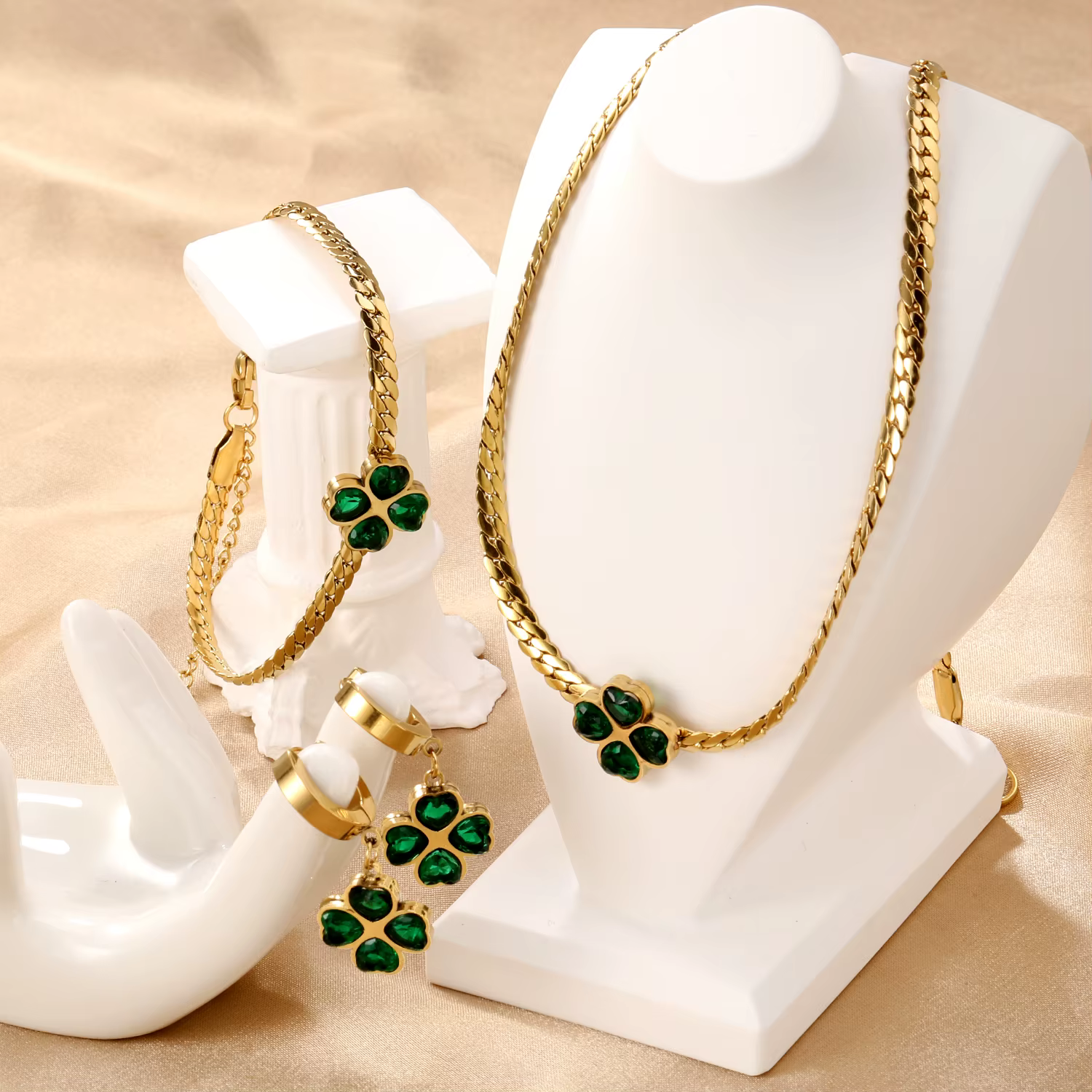 Ensemble de bijoux tendance de luxe léger avec collier, bracelet et boucles d'oreilles en zircon inc