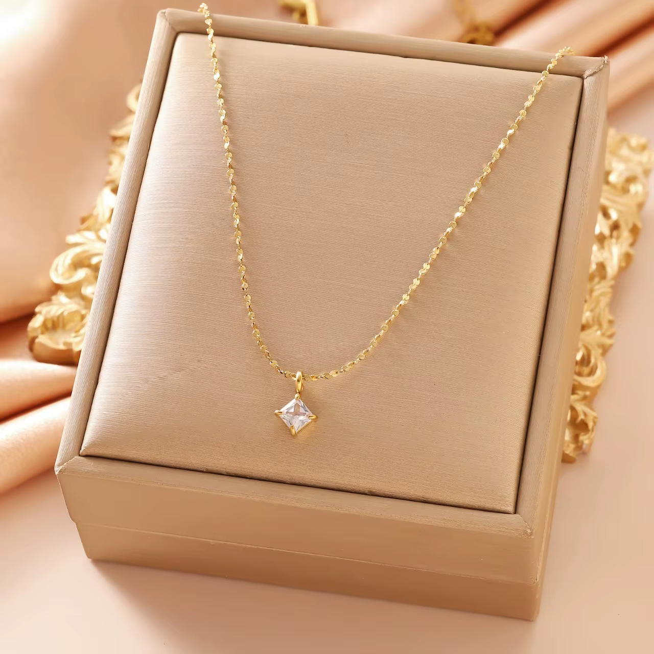 Collier Pendentif en Acier Inoxydable Entièrement Pavé de Zircons, Design Minimaliste Chic, Étoile à