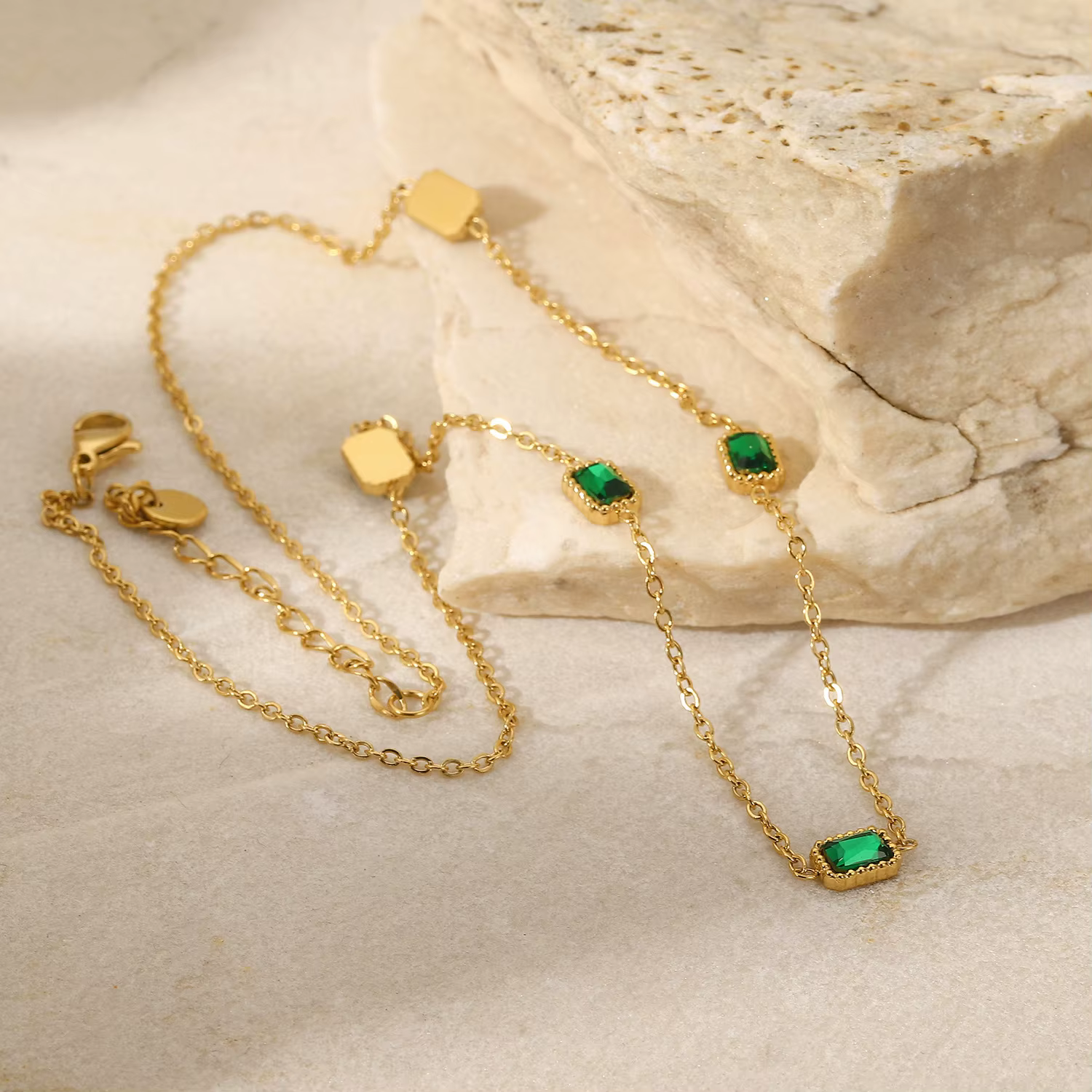 Collier délicat en or plaqué avec émeraudes et zircons cubiques, idéal comme cadeau d'anniversaire, 