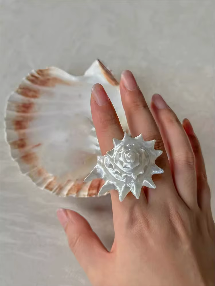 La nouvelle bague conque de la série Ocean est fabriquée en résine de style rétro et présente un des
