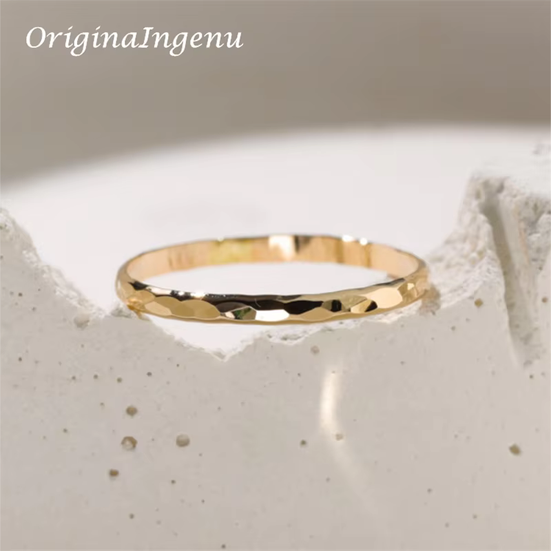 Bague martelée remplie d'or 14 carats, bague de bande faite à la main, bijoux minimalistes, bague dé