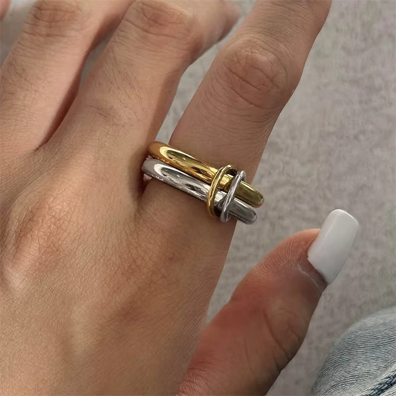 Une Niche bague de bijoux en cuivre bicolore à quatre anneaux, hypoallergénique, Style Ins, artefact