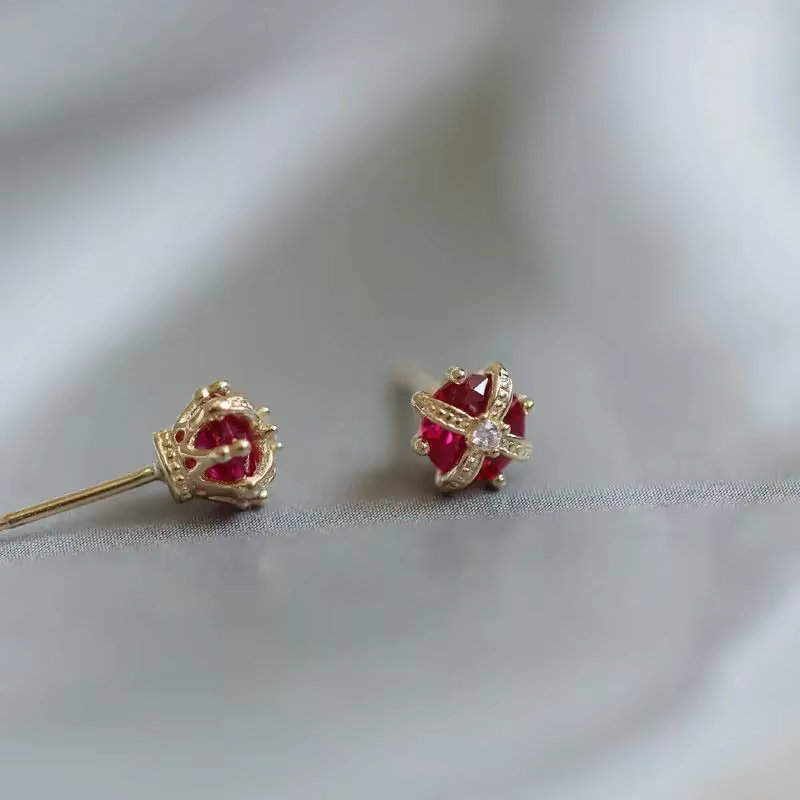 Boucles d'oreilles couronne tridimensionnelles incrustées de pierres précieuses rouges, couleur or,