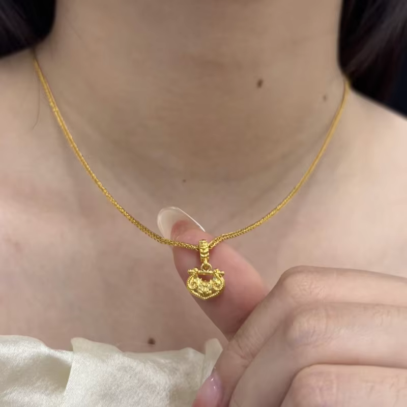 Antique or artisanat vintage mini fleur de lotus Ruyi serrure pendentif exquis collier collier chaîn