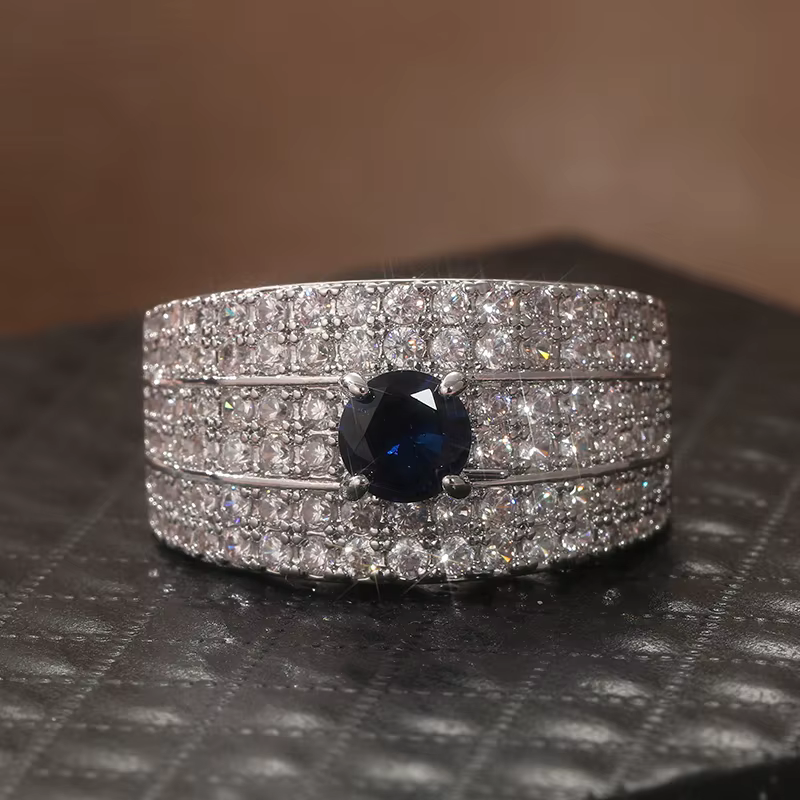 Bague large argentée classique incrustée de zircone synthétique bleue pour femme, élégante et raffin
