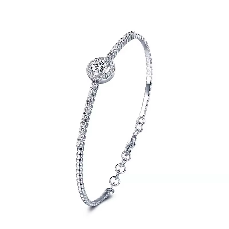 Bracelet ouvert moderne : argent S925 plaqué rhodium avec moissanite plein cercle 0,5CT. Bijoux pour