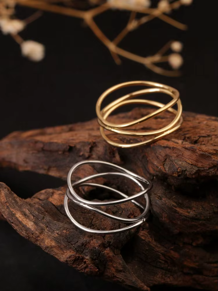 1 bague en acier inoxydable couleur or 18 carats à trois couches, lignes fines entrelacées, tendance