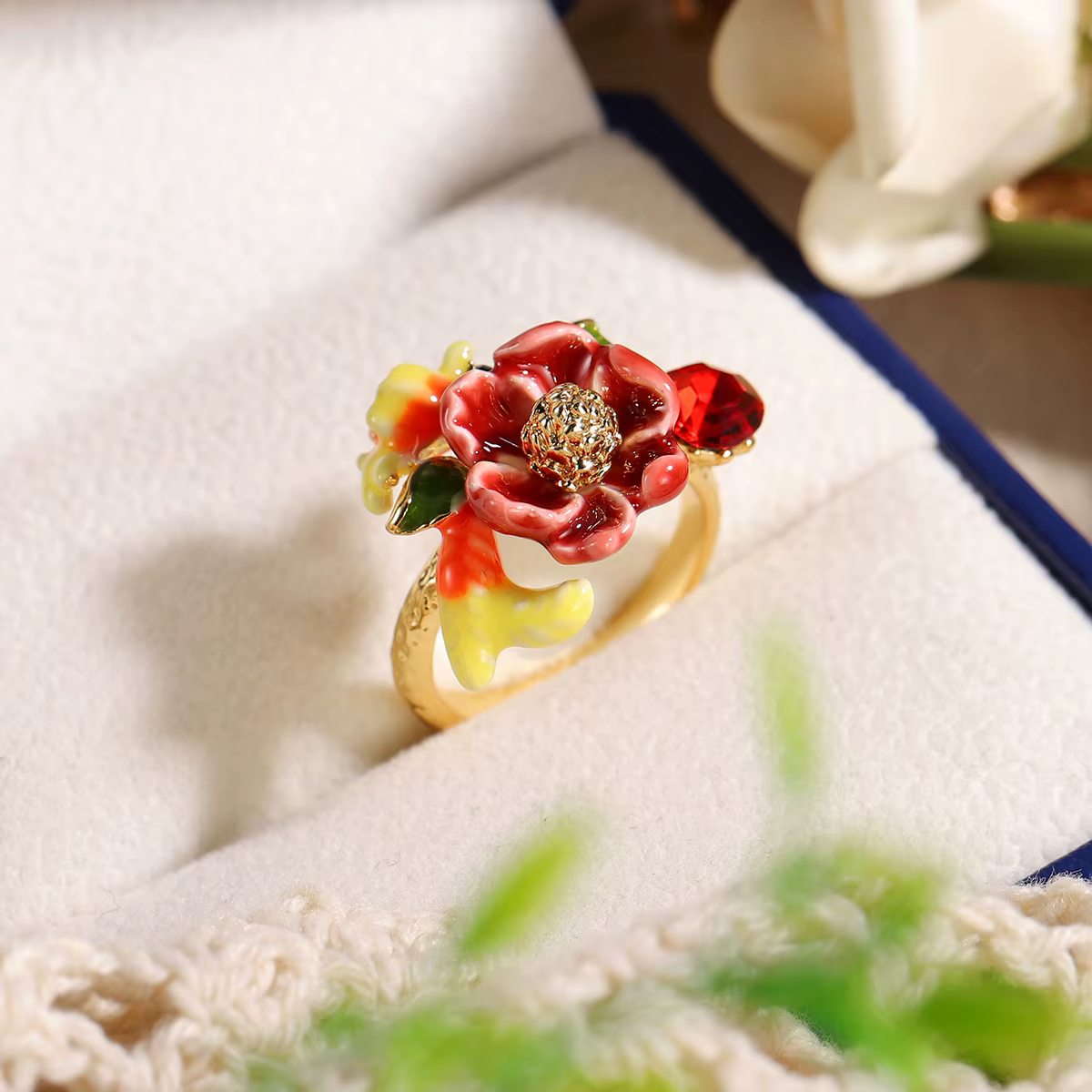 Bague ouverte fleur émaillée vibrante pour femme - Bijou ajustable doré avec fleur rouge et pierre p
