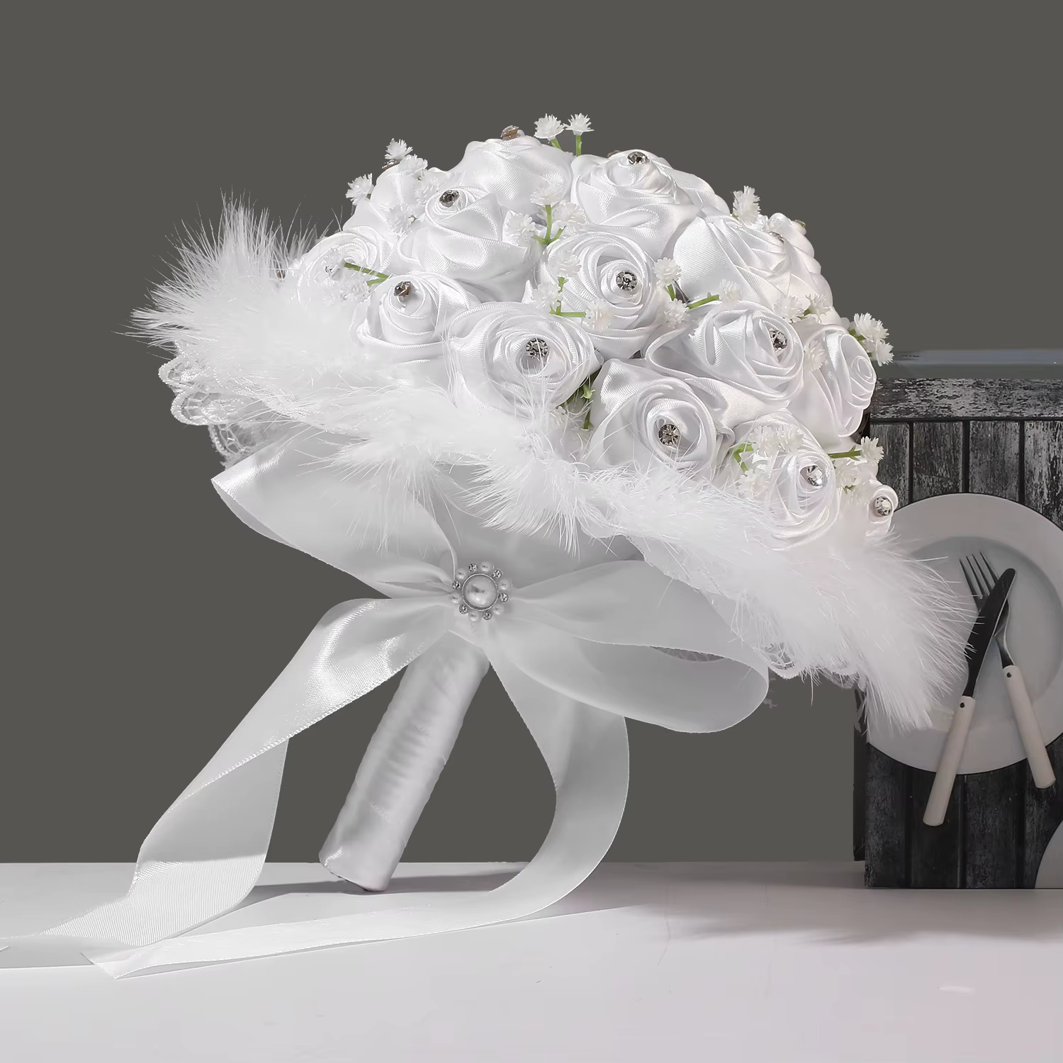 Bouquets de roses, cadeaux pour demoiselles d'honneur, cadeaux de mariage – tous des éléments qui aj