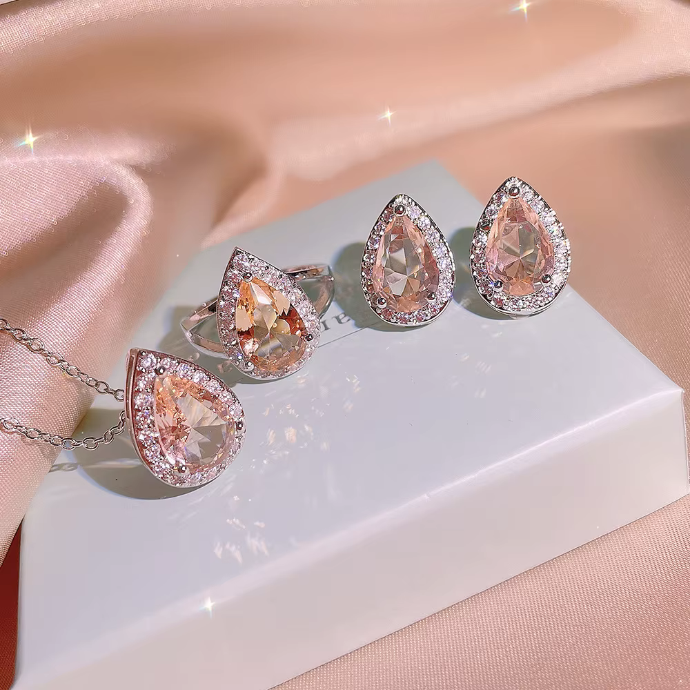 Ensemble de trois bijoux exquis pour femmes, zircon, forme goutte d'eau, boucles d'oreilles, collier
