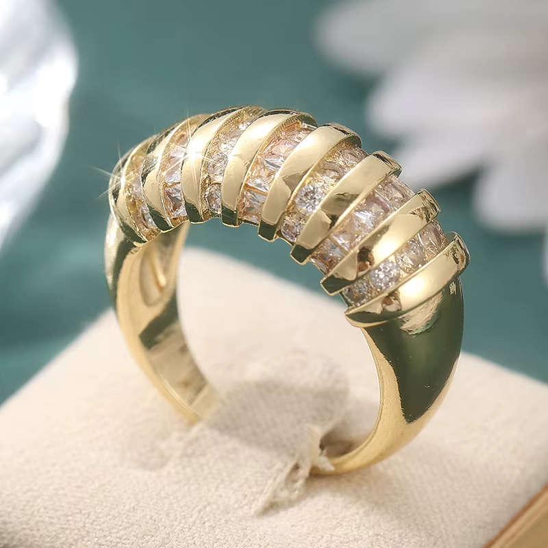 Bague classique de luxe incrustée de zircone synthétique plaquée or pour femmes, élégante et scintil