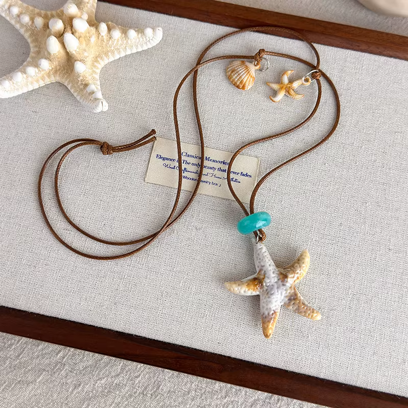 Collier tendance 2026 avec pendentif étoile de mer et perles coquillages, en corde cirée, pour femme