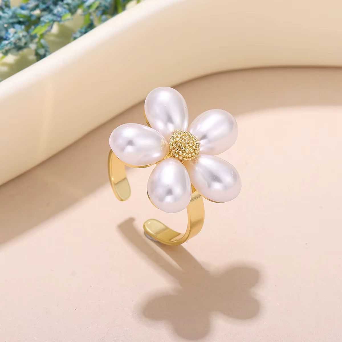 Bague élégante en perles et fleurs pour femme - Bijou ajustable plaqué or - Cadeau idéal pour elle, 