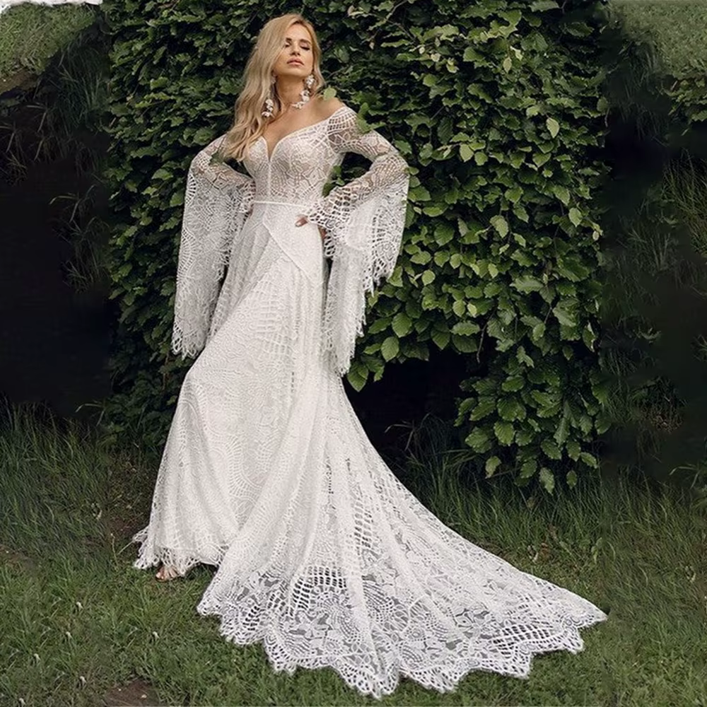 Robe de mariée bohème en dentelle à manches cloche, épaules dénudées, col en V, coupe trapèze avec t