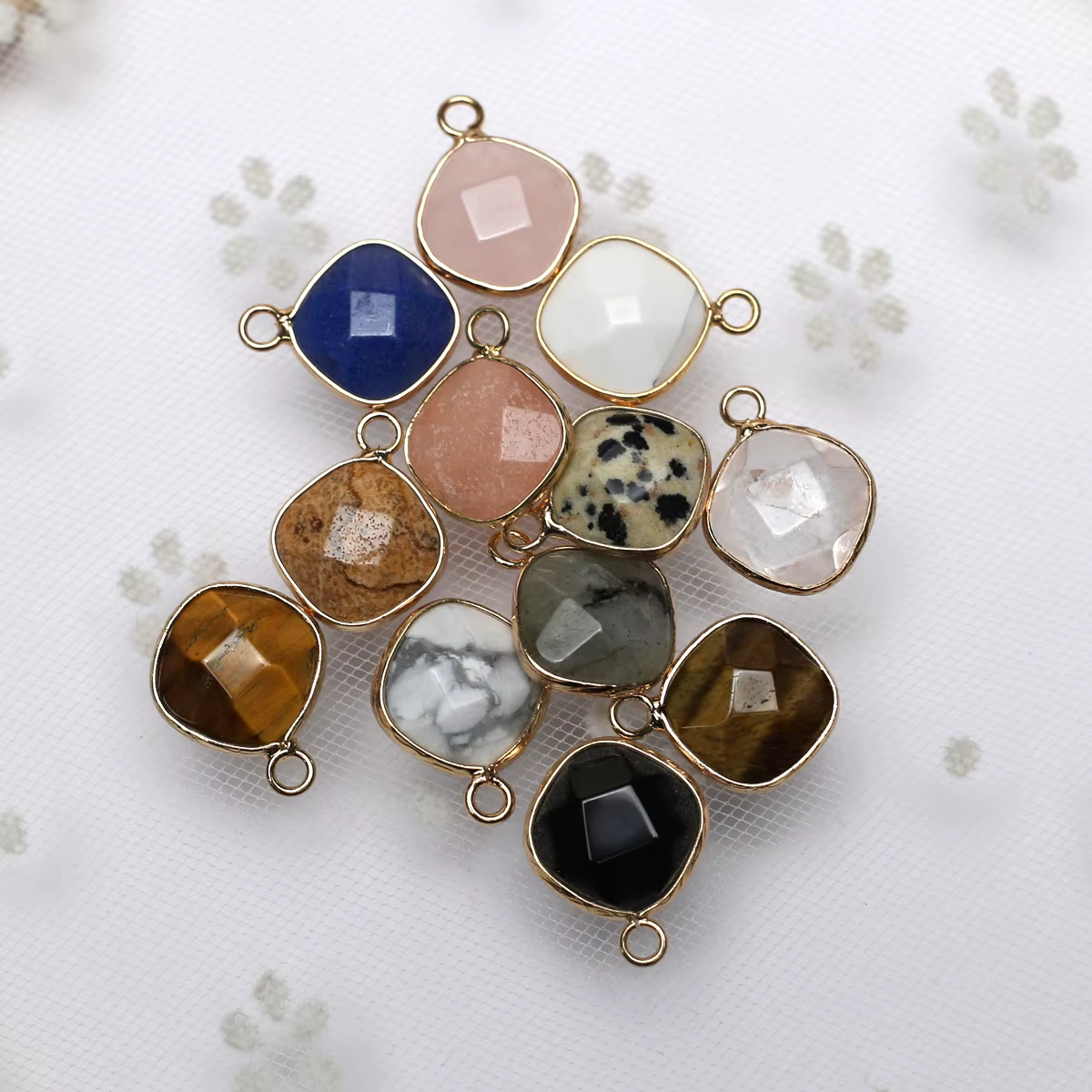 Pendentif en pierre précieuse naturelle taillée en losange avec enveloppe dorée, boucles d'oreilles 
