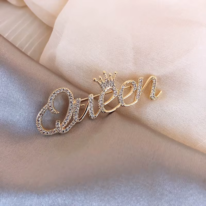 Broches de luxe en strass pour femmes, vêtements élégants, robe, lettre reine, bijoux cadeaux d'anni