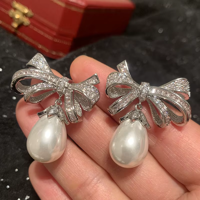 Boucles d'oreilles chic et minimalistes avec nœud papillon, perles pendantes, ton argenté, cristaux 
