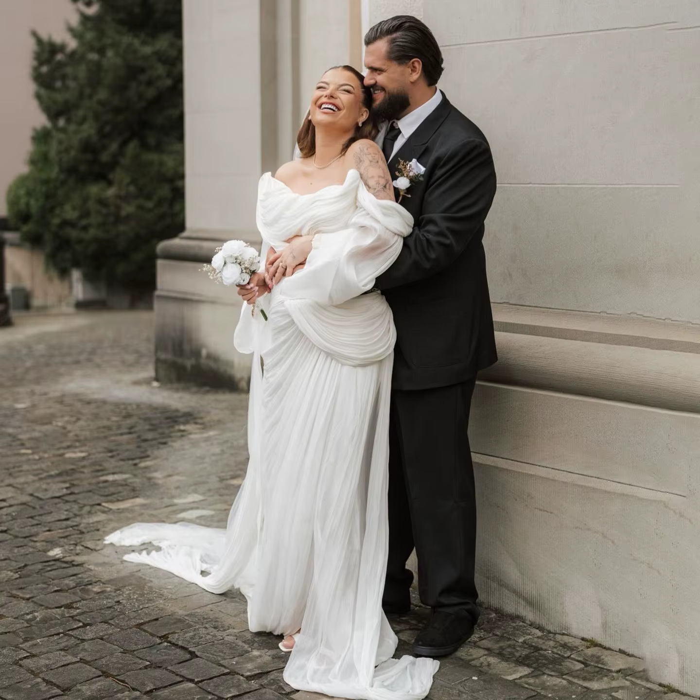Robe de mariée élégante blanche à épaules dénudées en mousseline de soie, corsage drapé et froncé, m