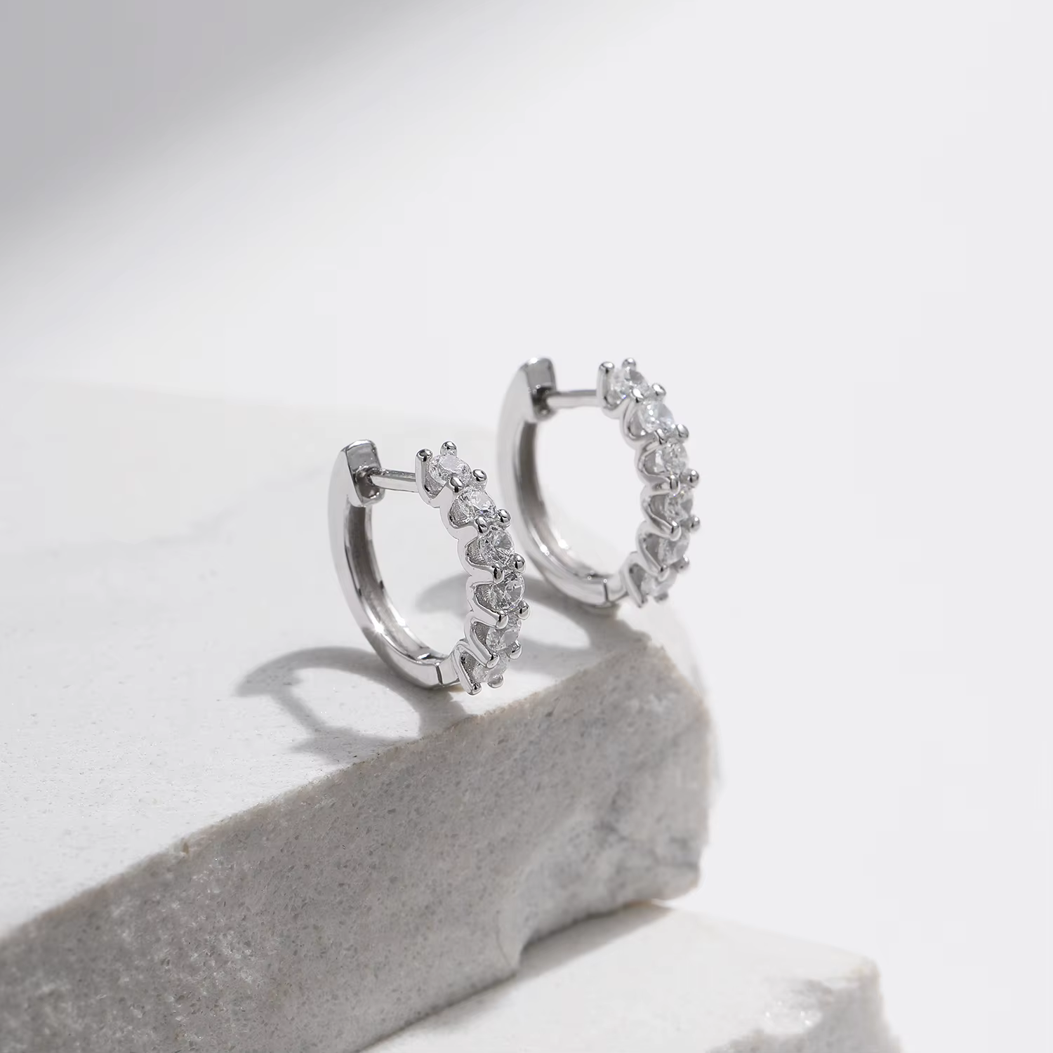 MODIAN D couleur Moissanite petites boucles d'oreilles en argent Sterling 925 creux scintillant bouc