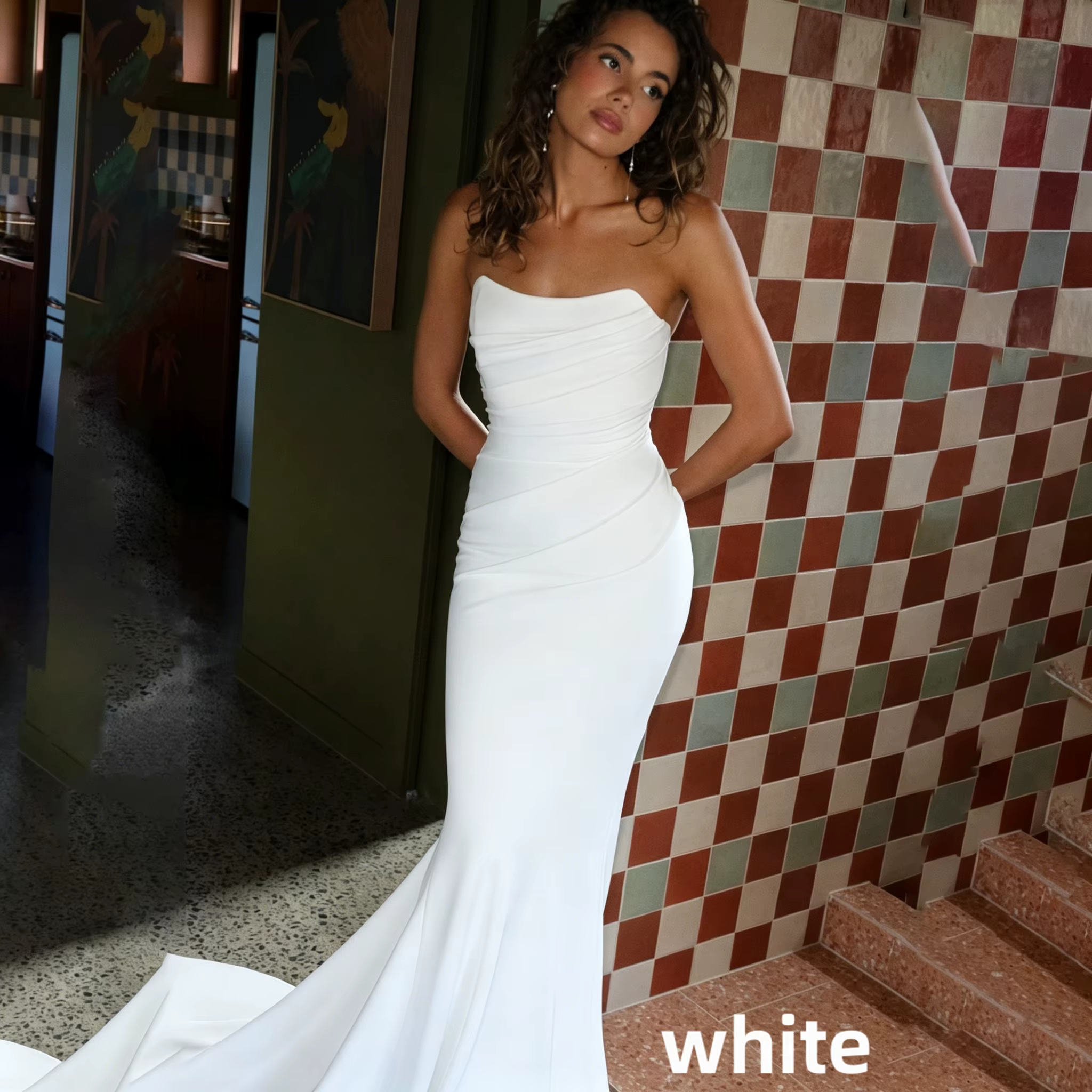 Robe de mariée sirène sans bretelles en satin ivoire, plissée avec boutons perlés et traîne, modèle 