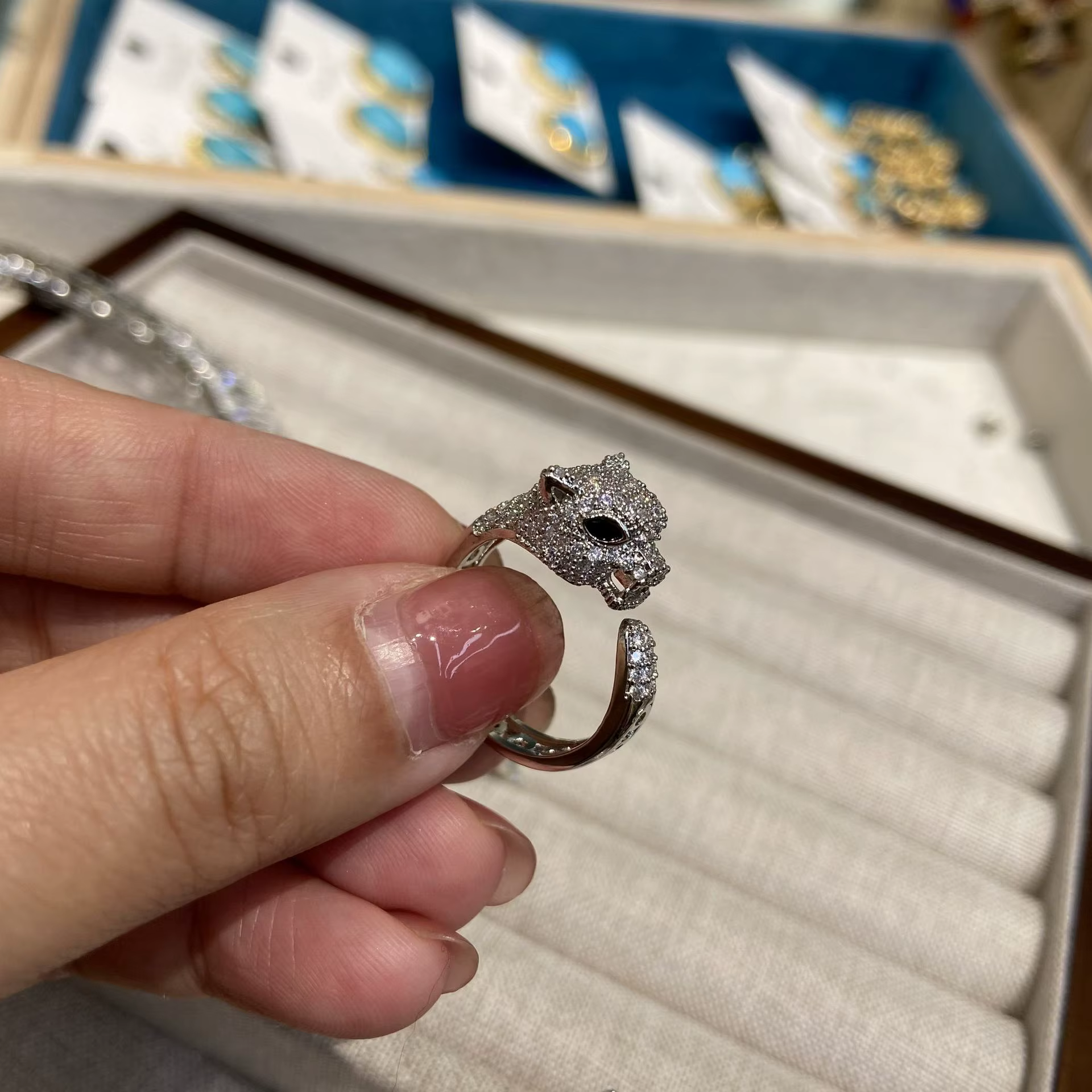 Femmes exagérées plein diamant léopard découpé Bracelet bague femme Jaguar collier boucles d'oreille