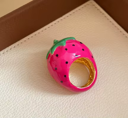Bague d'index Fraise Mignonne et Élégante, Bijou de Main Minimaliste de Luxe