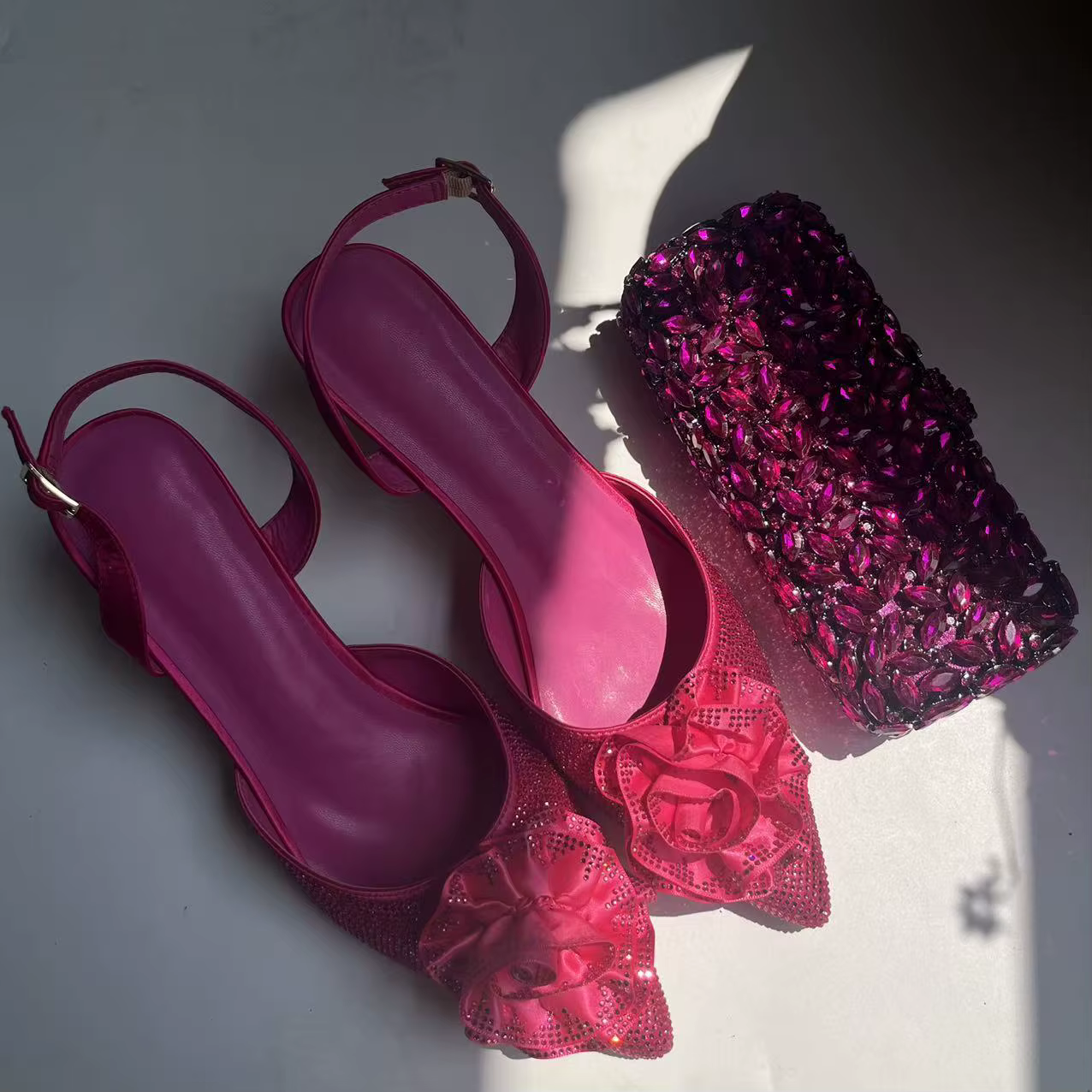 LNATISNOVA – robe de mariée nigériane en strass, chaussures à talons hauts rose vif, sandales à talo