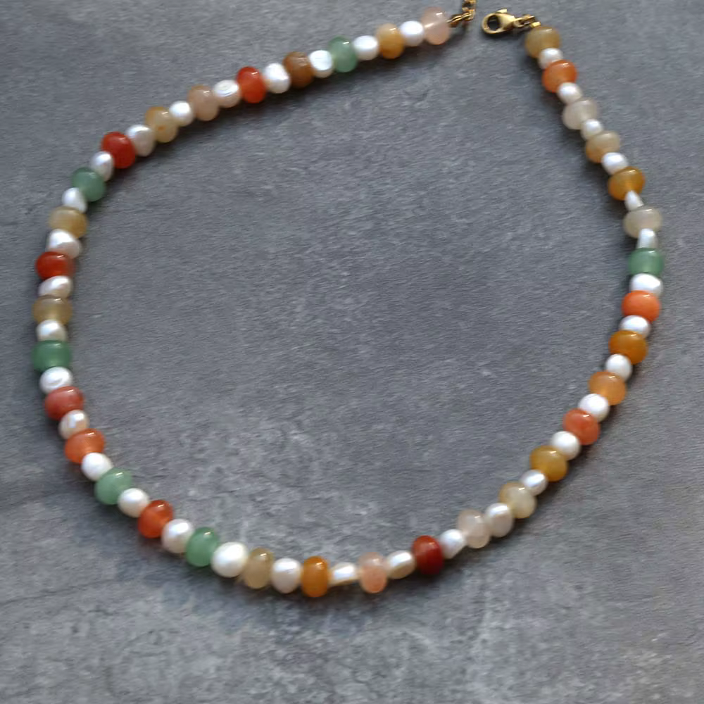 Collier élégant de style bohème en perles d'eau douce naturelles avec des perles de pierre de frisbe