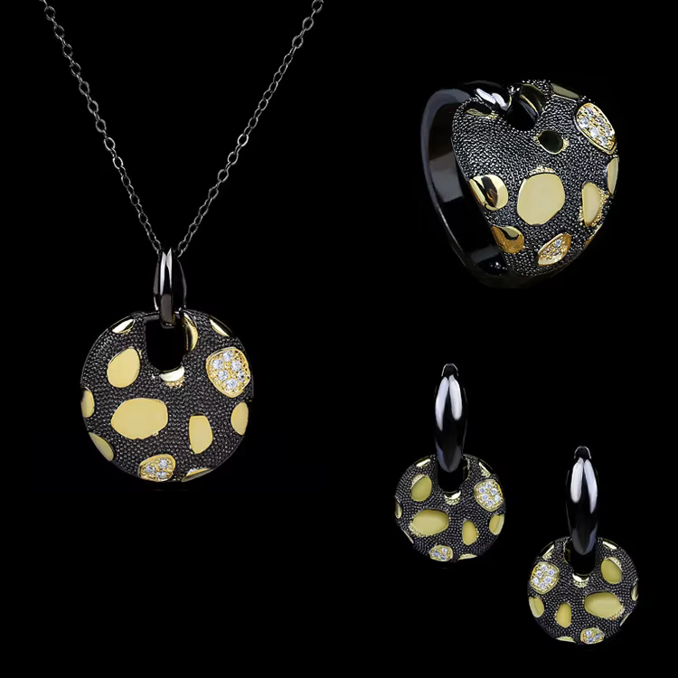Ensemble de bijoux géométriques classiques, bague, collier, boucles d'oreilles rondes, bijoux de fêt