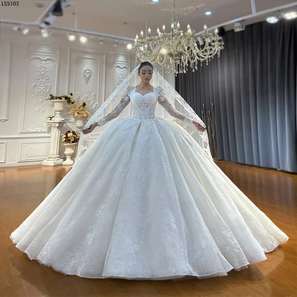 Robe de mariée élégante en dentelle blanc cassé personnalisée et luxueuse, sans traîne, AmandaNovias