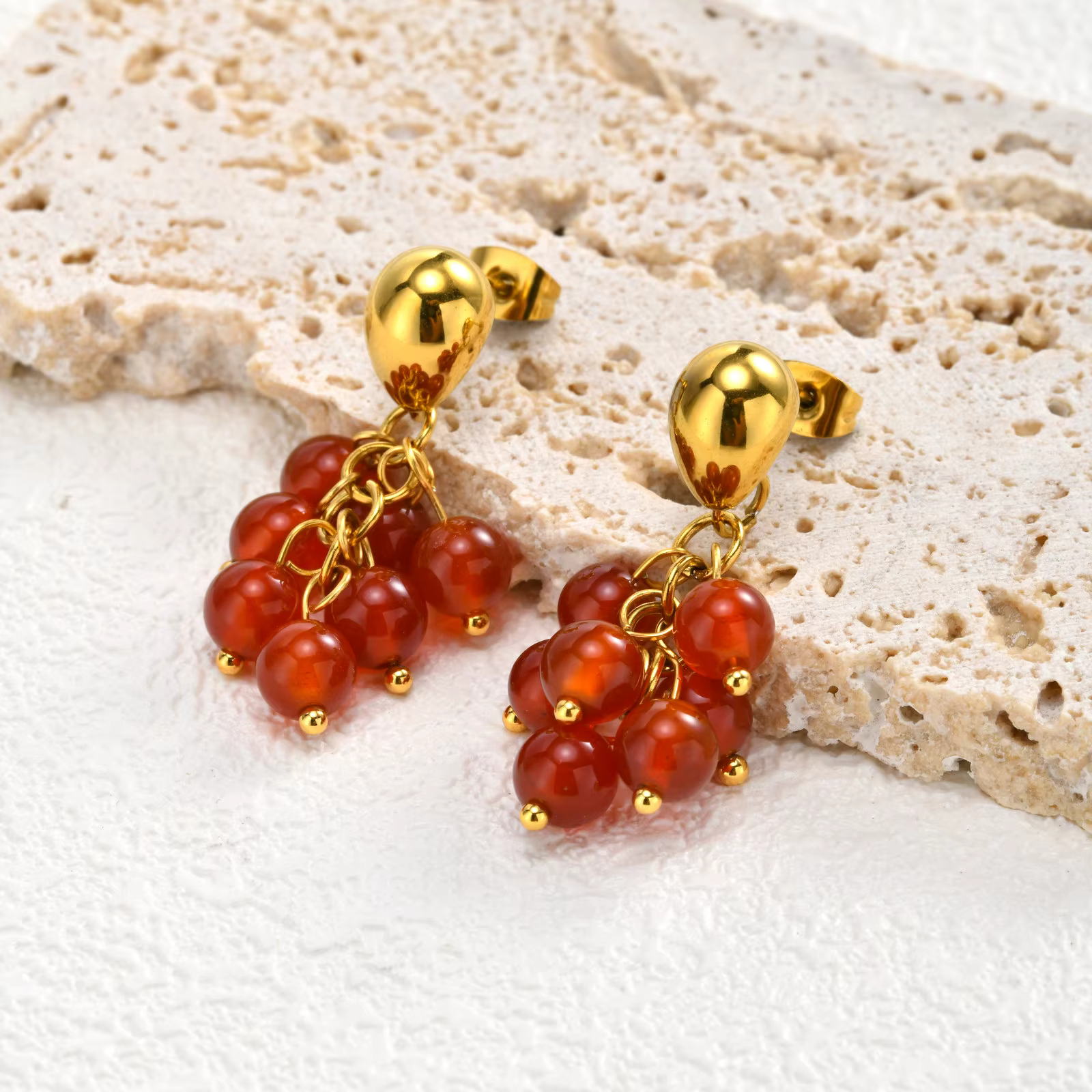 Boucles d'oreilles en agate rouge, acier inoxydable plaqué or 18 carats, pierre naturelle en forme d