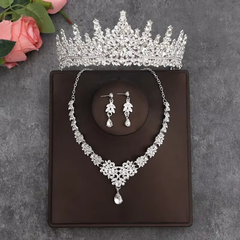 Parure de bijoux pour robe de mariée : Couronne, Collier, Boucles d'oreilles – Trois pièces en Zirco