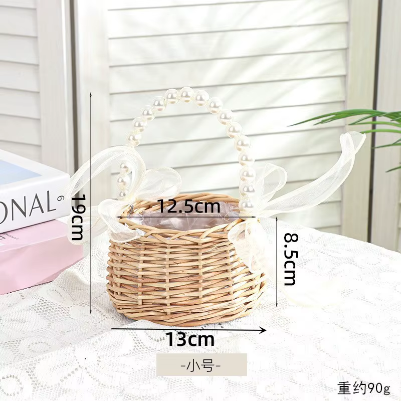 Un panier à fleurs en osier et rotin pour enfant, avec manche en perles et nœud, panier de Pâques ti