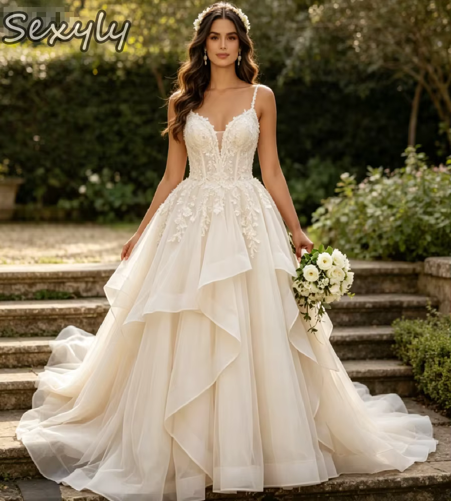 Robe de mariée champagne coupe trapèze pour silhouettes généreuses 2026, élégante, à fines bretelles