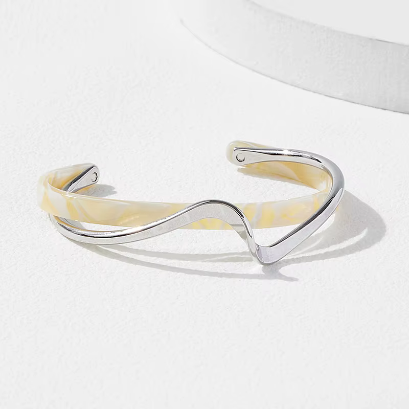 Bracelets en acrylique blanc, Bracelets en métal courbé, Bracelets à main pour femmes, Bracelets d'o