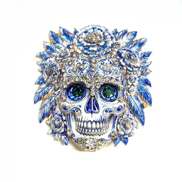 Broche Crâne de Sucre Floral en Émail Bleu et Blanc avec Strass en Cristal, Bijou Jour des Morts