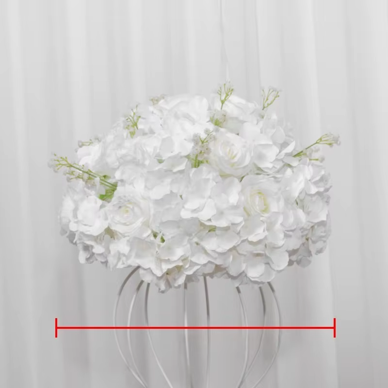 Boules de fleurs blanches, décor accrocheur pour les marqueurs d'allée de mariage maximisant l'atmos