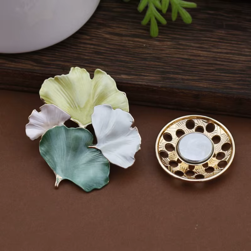 Broche en émail vintage en forme de feuille de Ginkgo, broche florale multicolore, broche magnétique