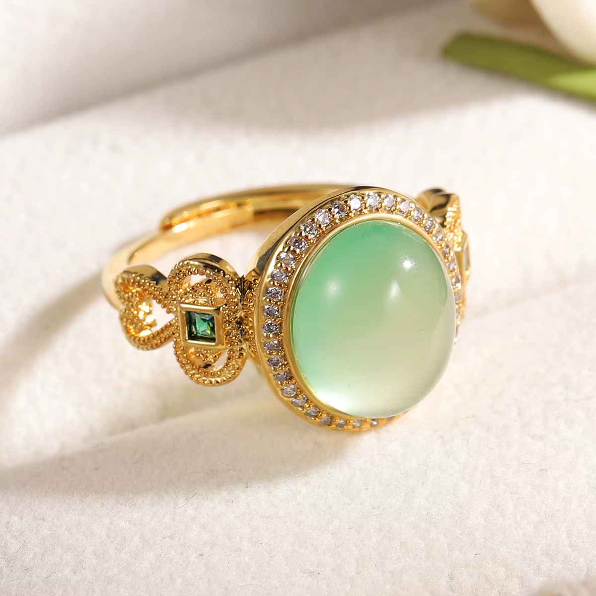 Bague en cristal plaqué or de haute qualité. Bague ouverte unique avec pierre précieuse cabochon. Bi